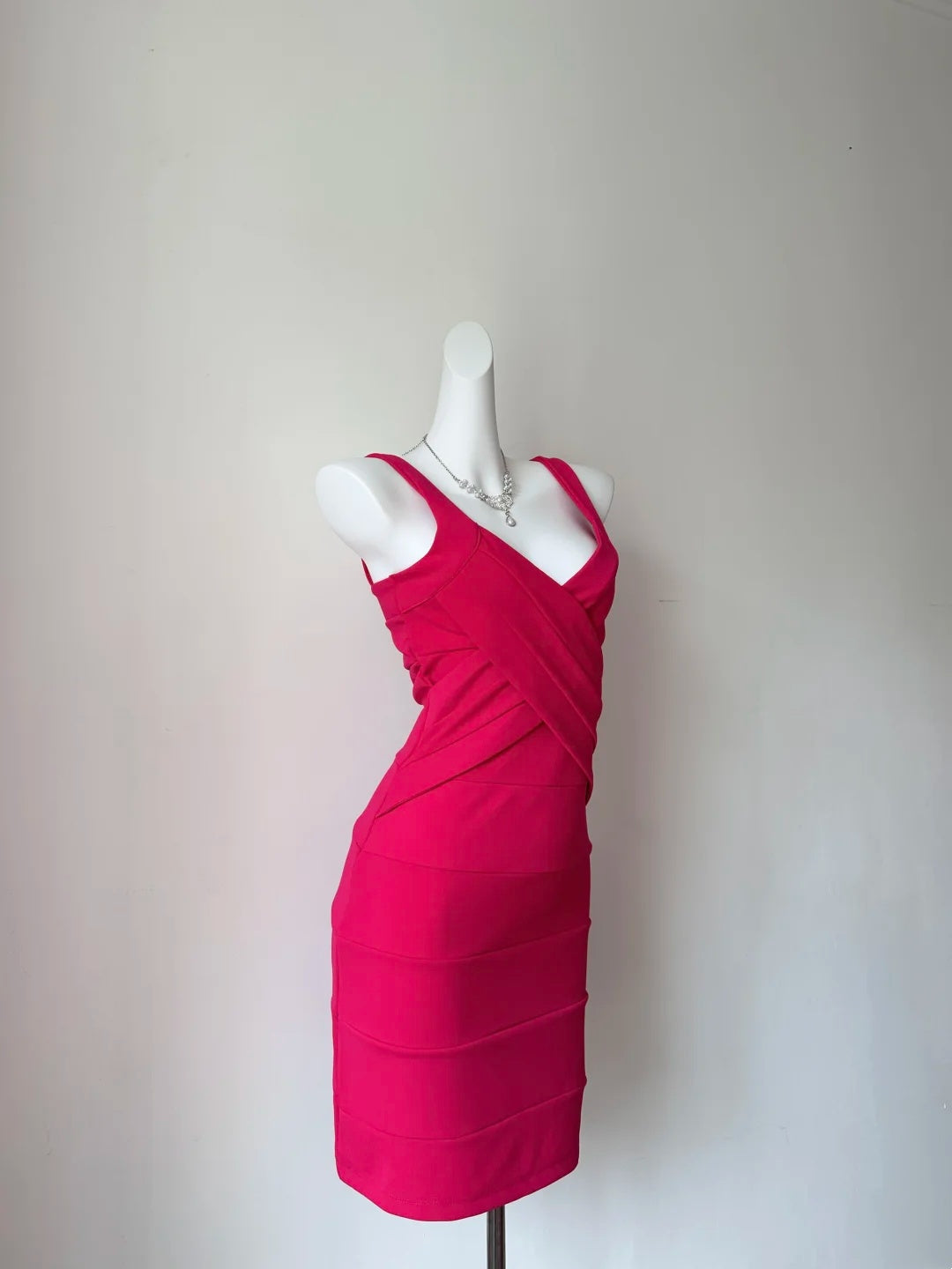 Vibrant Fuchsia Sleeveless V‑Neck Crisscross Wrap Bodice Bodycon Short Homecoming Dress D7958
