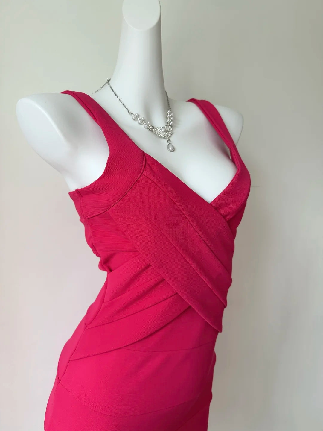 Vibrant Fuchsia Sleeveless V‑Neck Crisscross Wrap Bodice Bodycon Short Homecoming Dress D7958