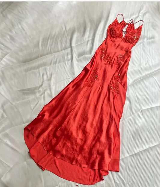 Charmantes Etui-Abendkleid aus Satin mit Spaghettiträgern, D88