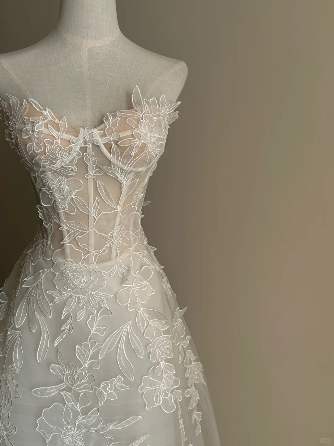 Romantic White Tulle Wedding Dress Sweetheart A-Line Floral Appliques Garden Wedding Dress L105