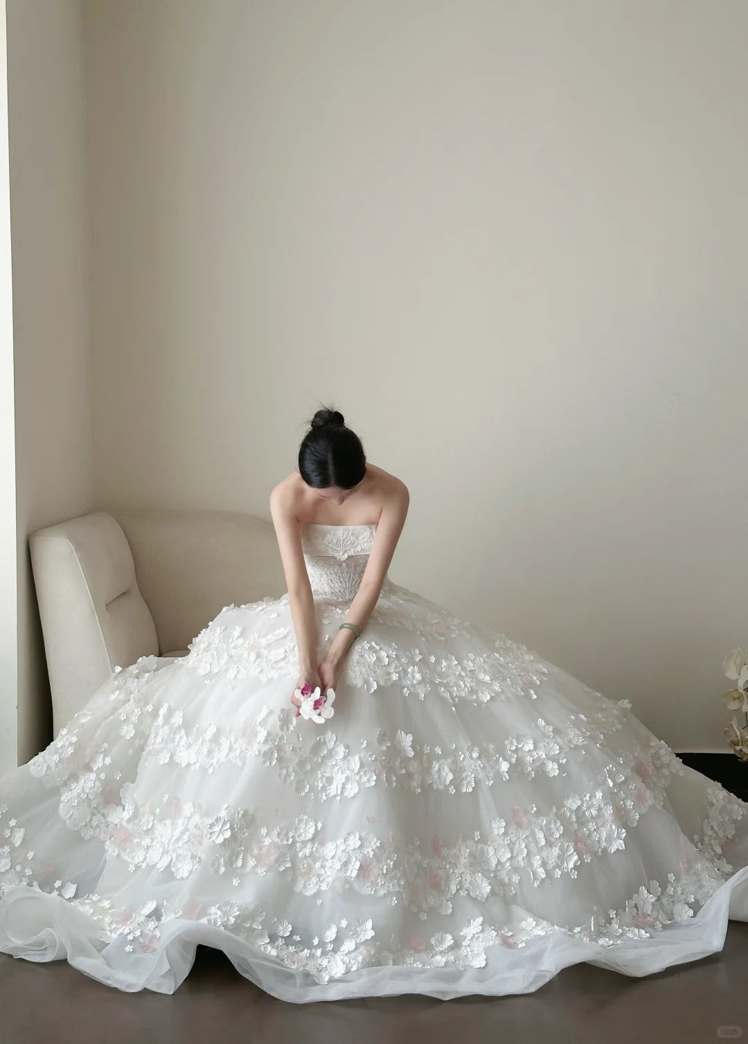 Classy White Tulle Wedding Dress Strapless Ball Gown Lace Floral Appliques Garden Wedding Dress L106