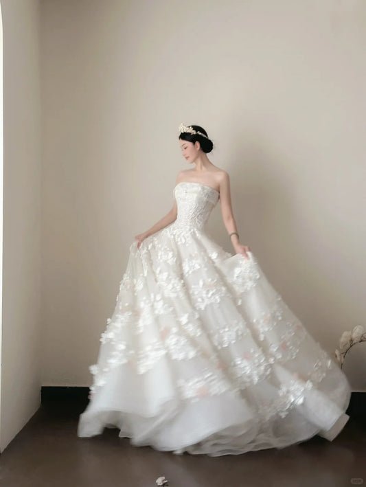 Classy White Tulle Wedding Dress Strapless Ball Gown Lace Floral Appliques Garden Wedding Dress L106