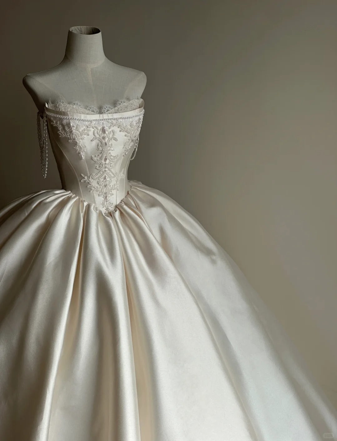 Elegant Ivory Satin Wedding Dress Strapless Ball Gown Pearl Lace Appliques Garden Wedding Dress L126