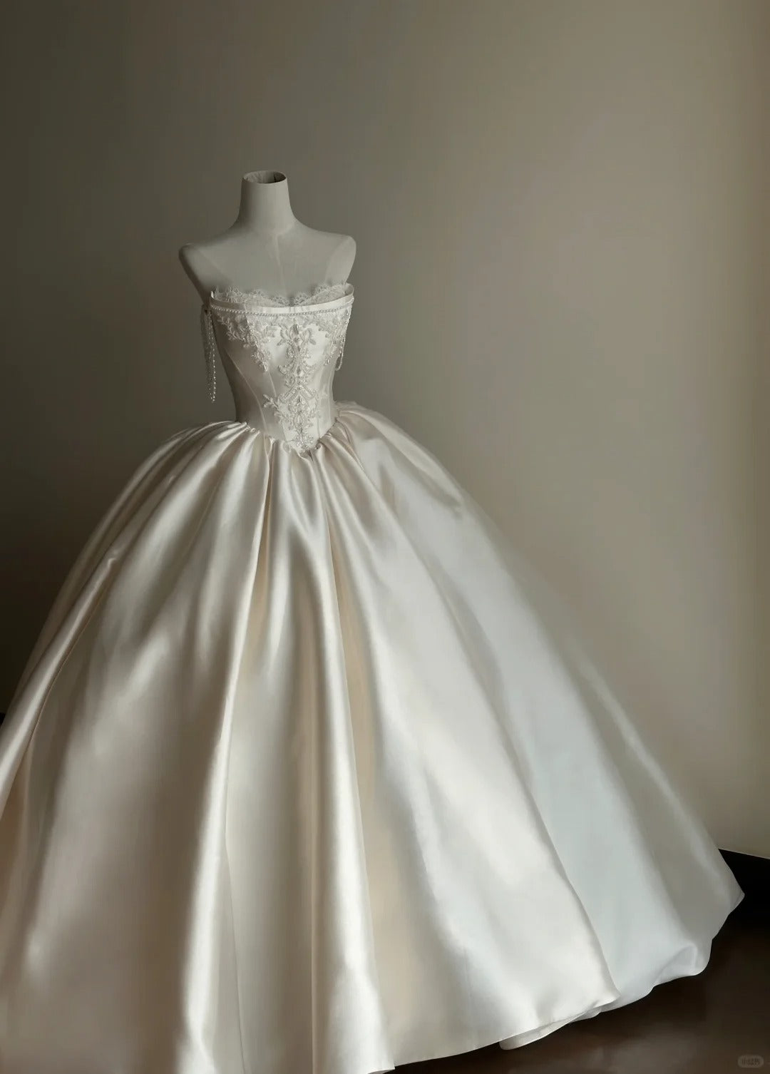 Elegant Ivory Satin Wedding Dress Strapless Ball Gown Pearl Lace Appliques Garden Wedding Dress L126
