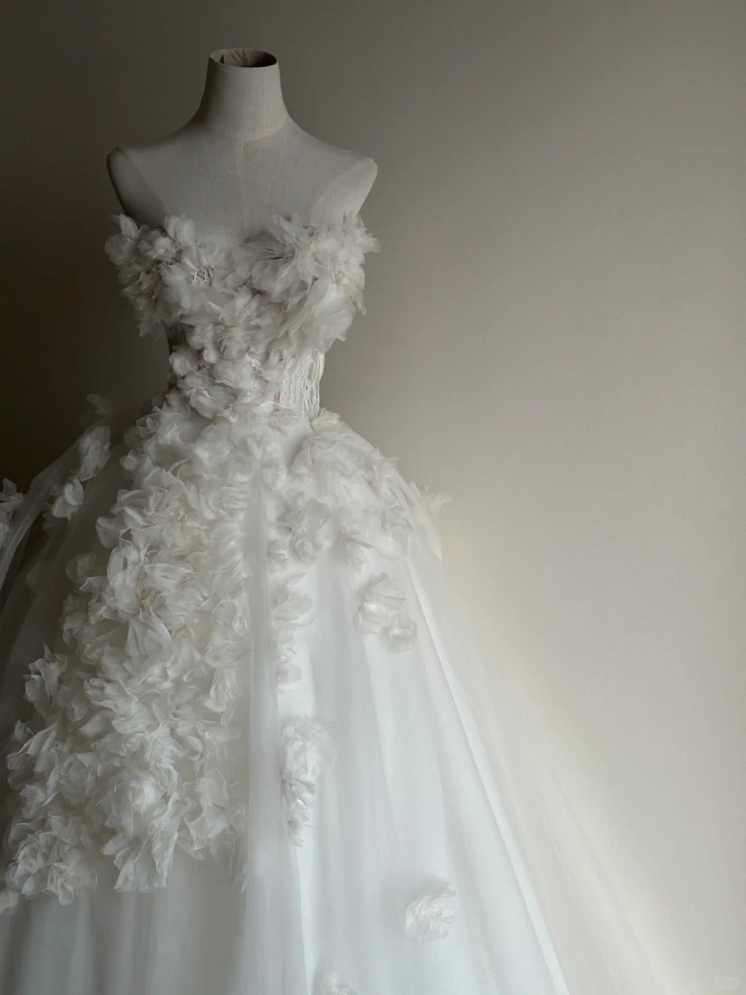 Pretty White Tulle Wedding Dress Strapless Ball Gown Floral Appliques Garden Wedding Dress L140