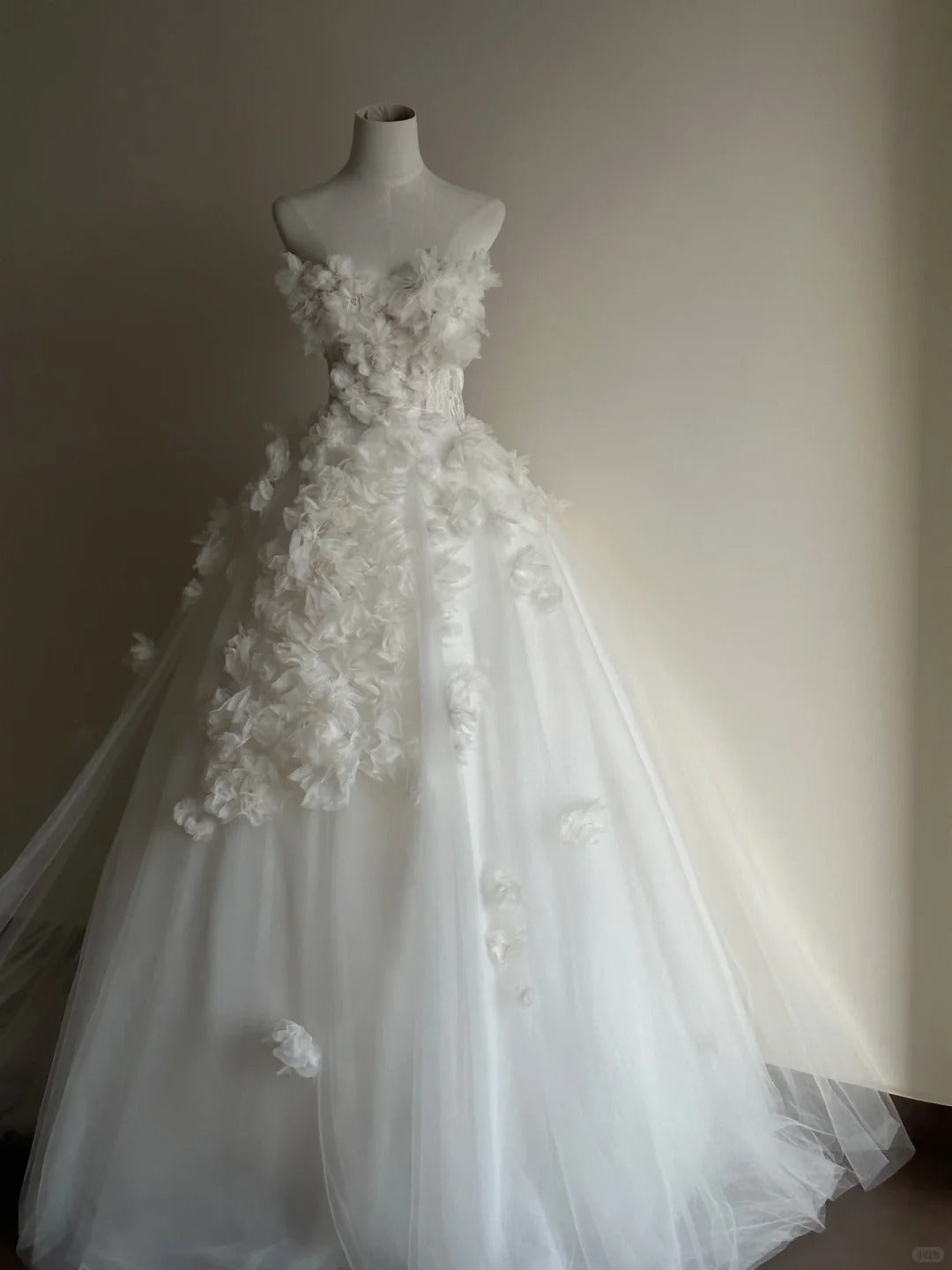 Pretty White Tulle Wedding Dress Strapless Ball Gown Floral Appliques Garden Wedding Dress L140