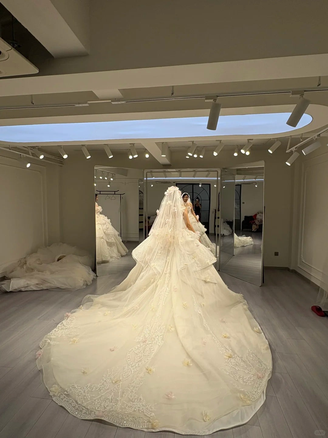 Sweet Ivory Tulle Wedding Dress Strapless Ball Gown Appliques Bow Ballroom Wedding Dress L232