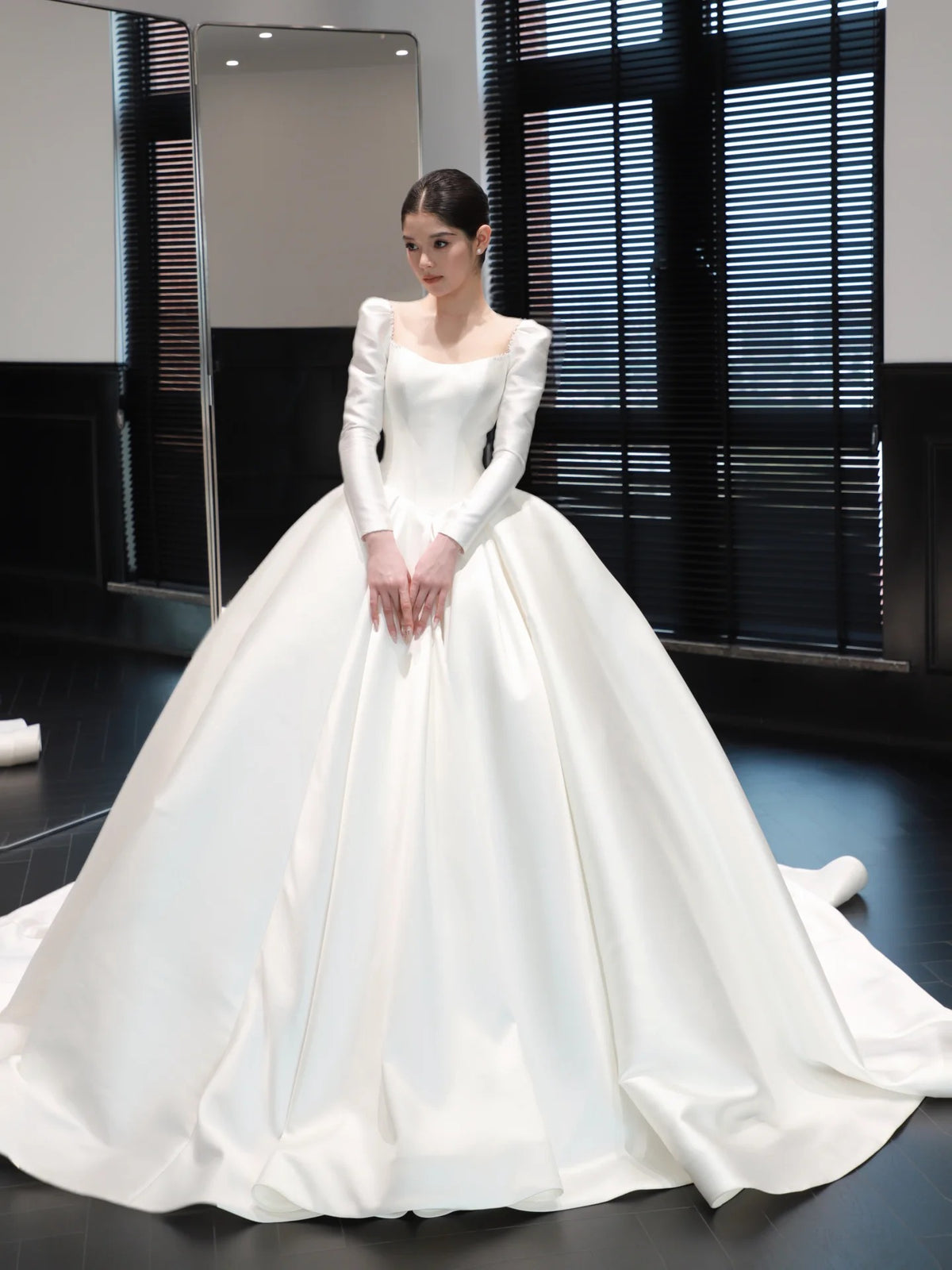 Elegant White Satin Wedding Dress Square Ball Gown Corset Church Wedding Dress L236