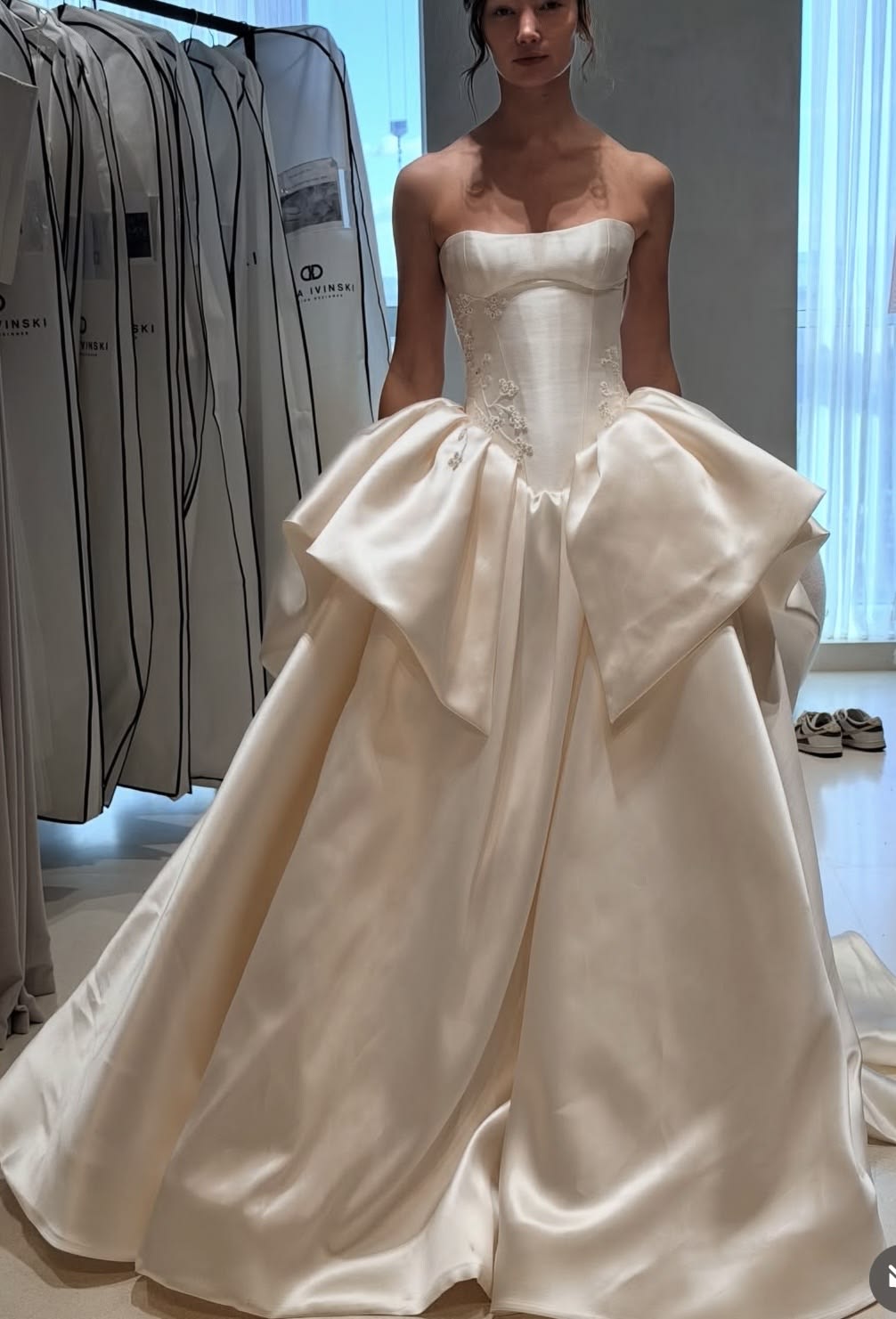 Feminine Cream Satin Wedding Dress Strapless Ball Gown Appliques Church Wedding Dress L245