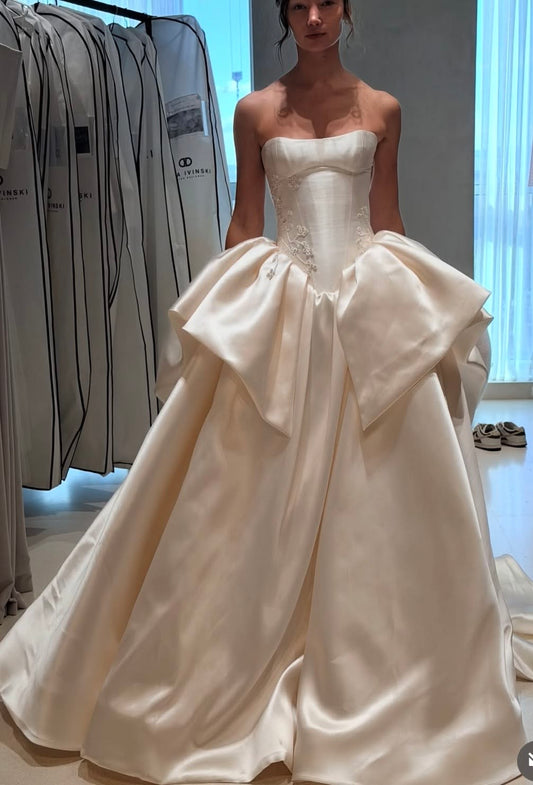 Feminine Cream Satin Wedding Dress Strapless Ball Gown Appliques Church Wedding Dress L245