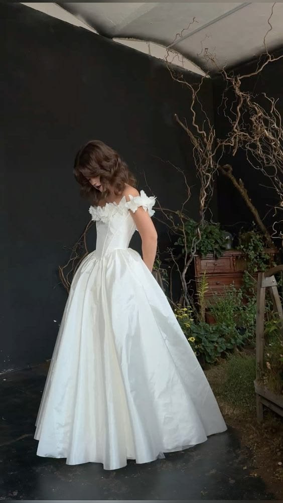 Delicate White Ball Gown Off-The-Shoulder Appliques Corset Satin Dress Quinceanera Dress 16 L285