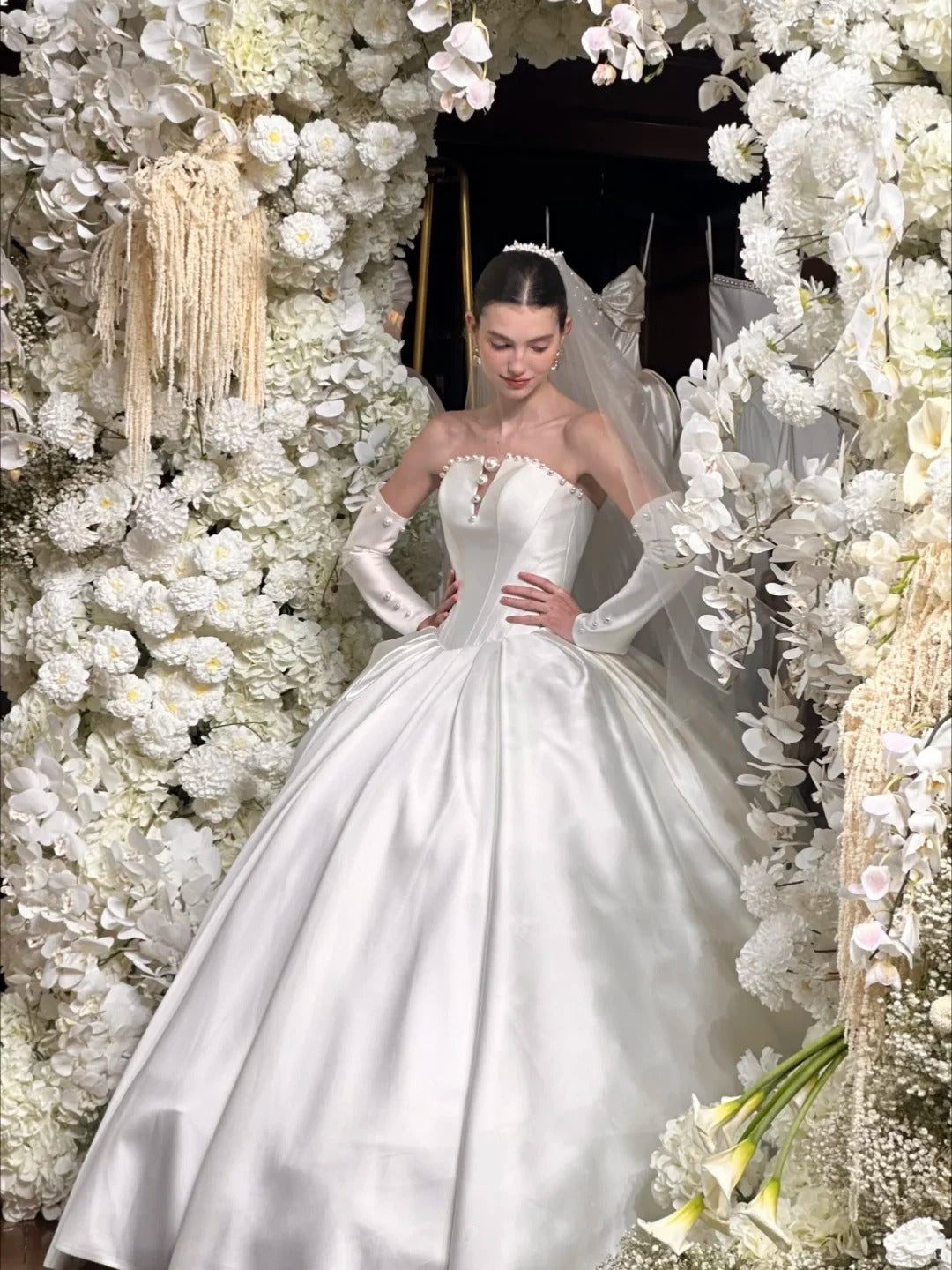 Elegant White Satin Wedding Dress Strapless Ball Gown Pearl Beaded Garden Wedding Dress  L30