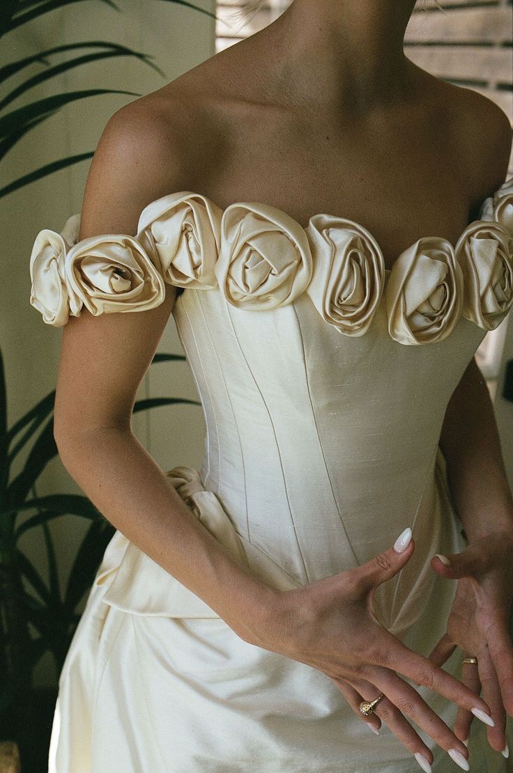 Romantic White Satin Wedding Dress Off-The-Shoulder Ball Gown Floral Garden Wedding Dress L379