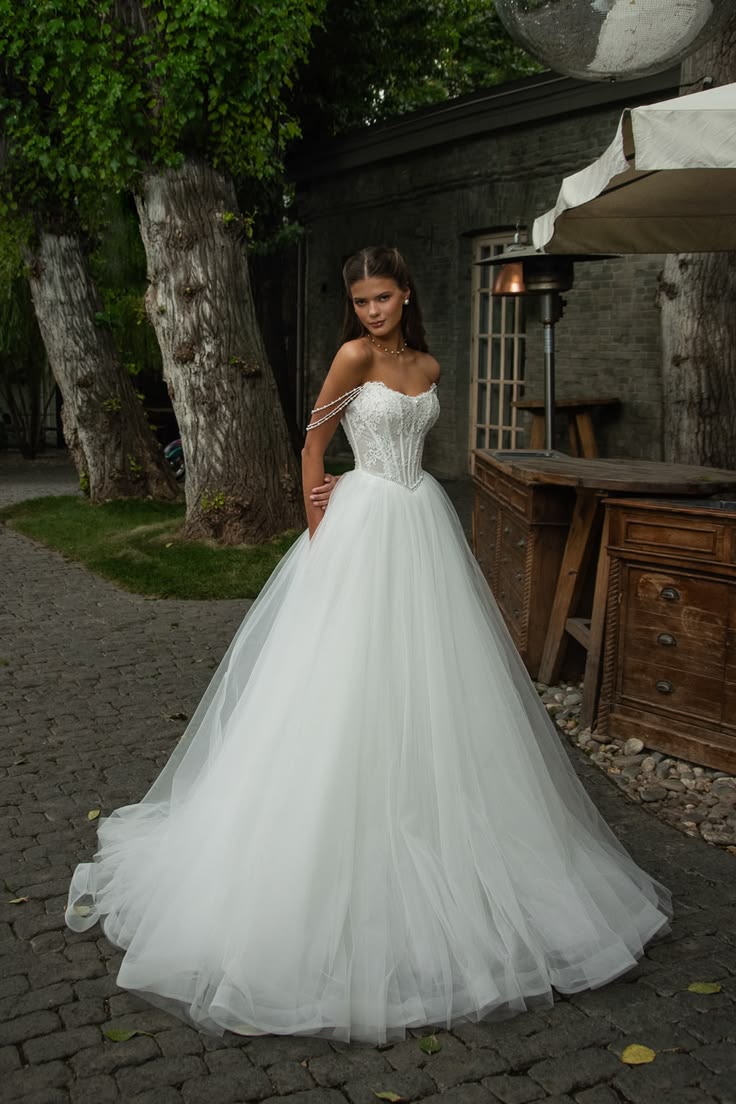 Classy White Tulle Strapless Ball Gown Lace Appliques Pearl Beading Garden Wedding Dress L38