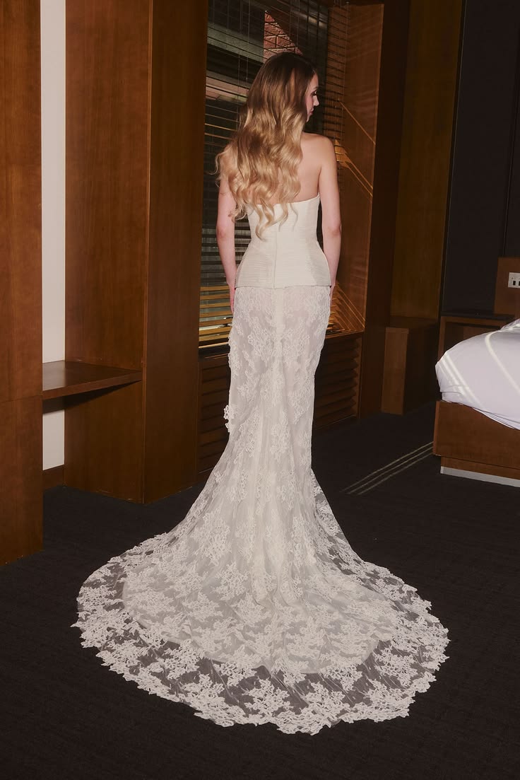 Chic White Taffeta And Tulle Wedding Dress Strapless Mermaid Lace Ballroom Wedding Dress L383