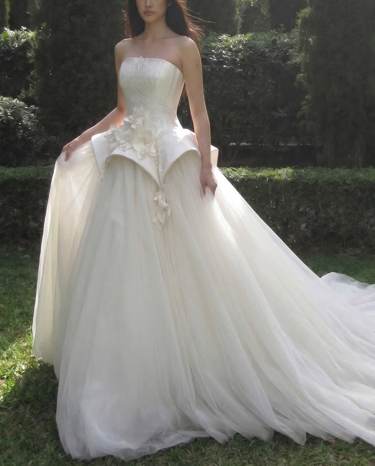 Romantic White Tulle Wedding Dress Strapless Ball Gown Appliques Beaded Floral Garden Wedding Dress L419