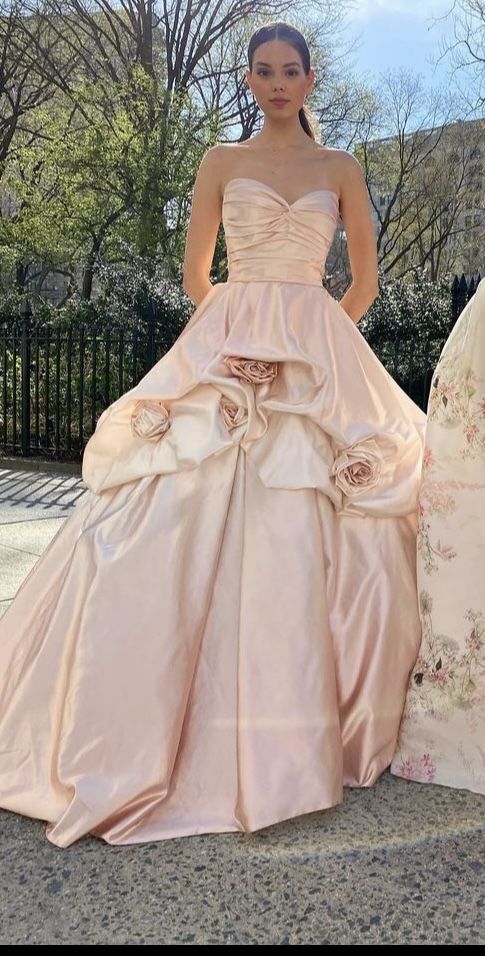 Pretty Champagne Satin Wedding Dress Sweetheart Ball Gown Ruched Floral Ballroom Wedding Dress L426