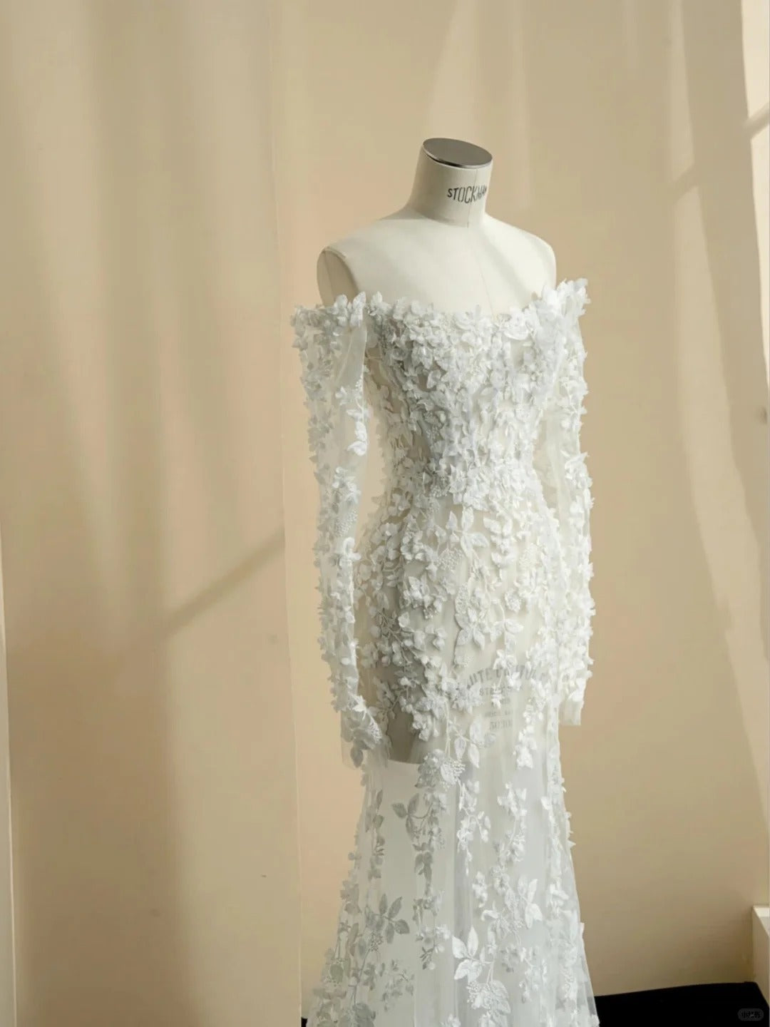 Elegant White Tulle Wedding Dress Off-The-Shoulder Mermaid Lace Appliques Ballroom Wedding Dress L477