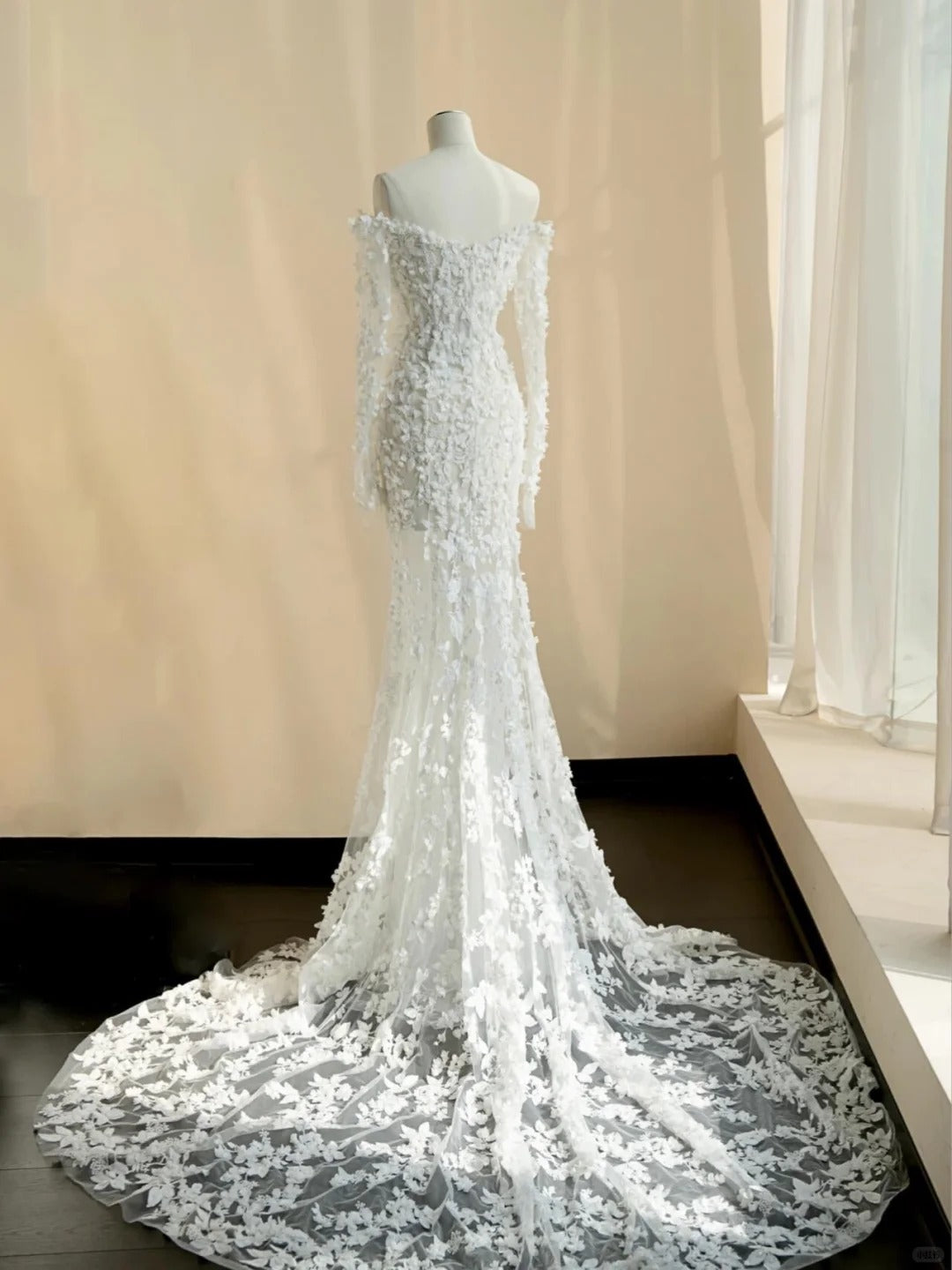 Elegant White Tulle Wedding Dress Off-The-Shoulder Mermaid Lace Appliques Ballroom Wedding Dress L477