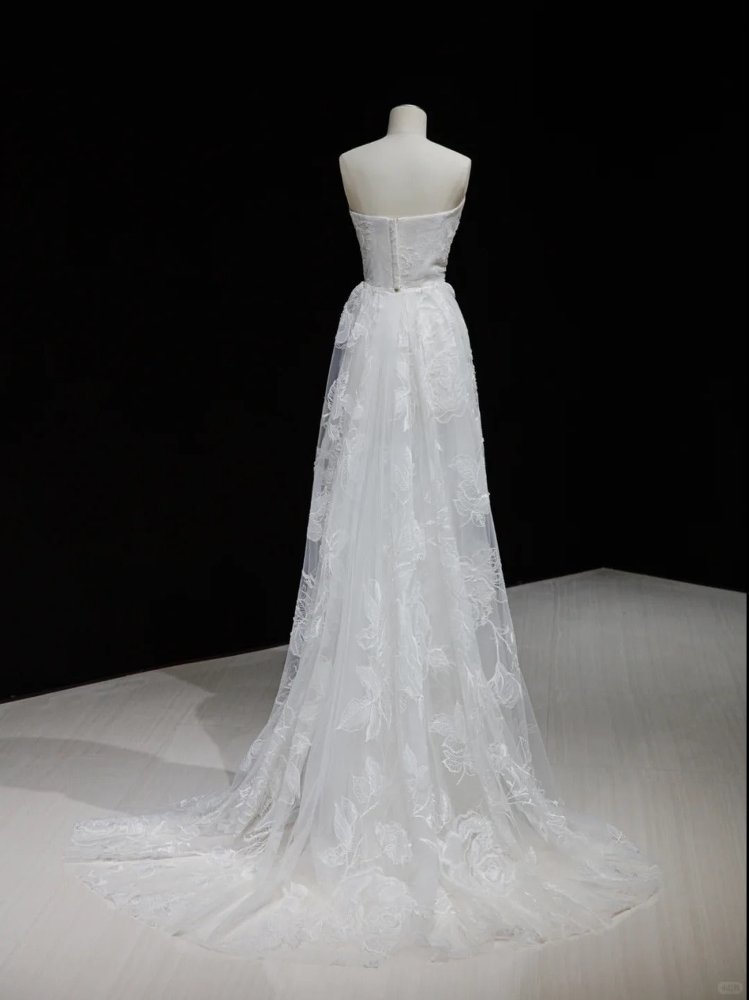 Pretty White Tulle Wedding Dress Strapless A-Line Lace Appliques Ballroom Wedding Dress L493
