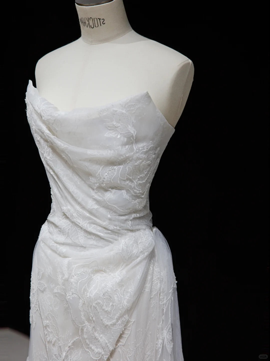 Pretty White Tulle Wedding Dress Strapless A-Line Lace Appliques Ballroom Wedding Dress L493