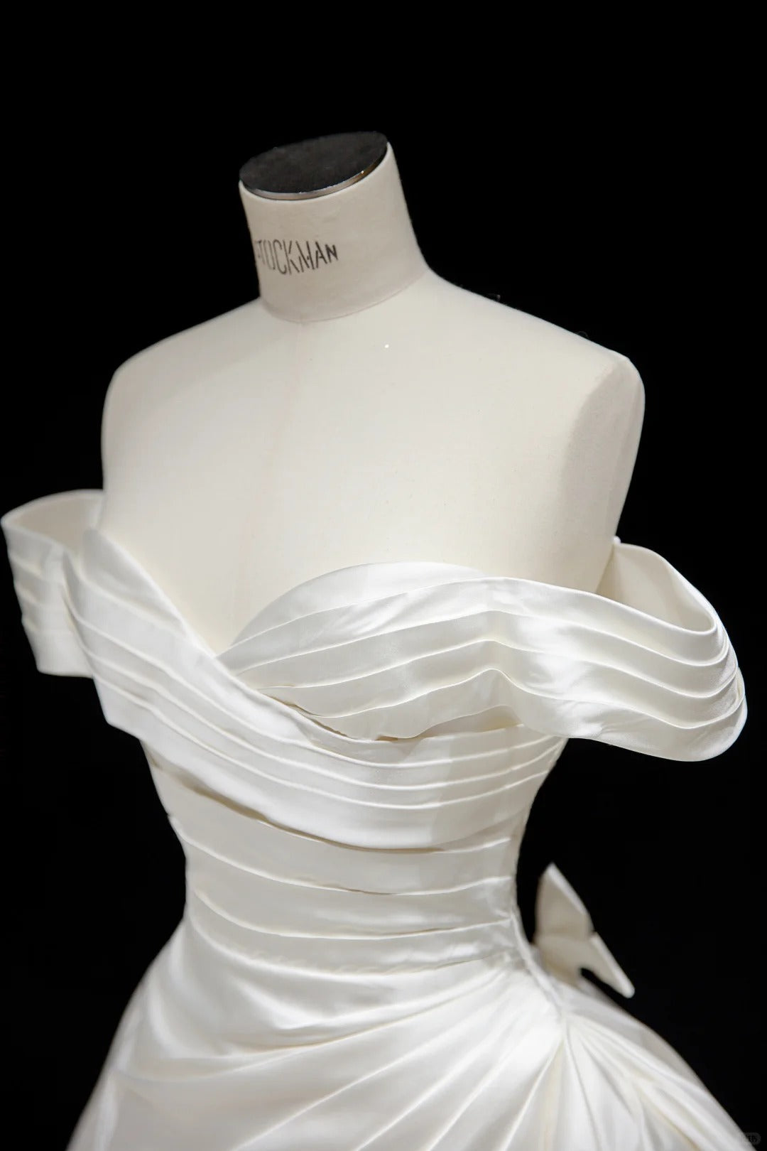 Elegant White Satin Wedding Dress Off-The-Shoulder Ball Gown Ruched Garden Wedding Dress L501
