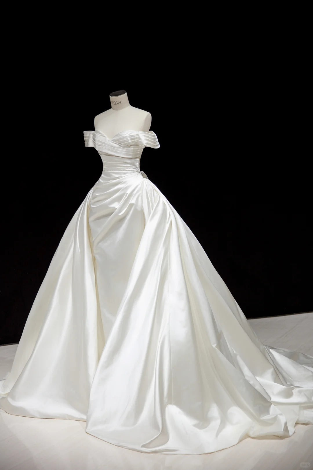 Elegant White Satin Wedding Dress Off-The-Shoulder Ball Gown Ruched Garden Wedding Dress L501