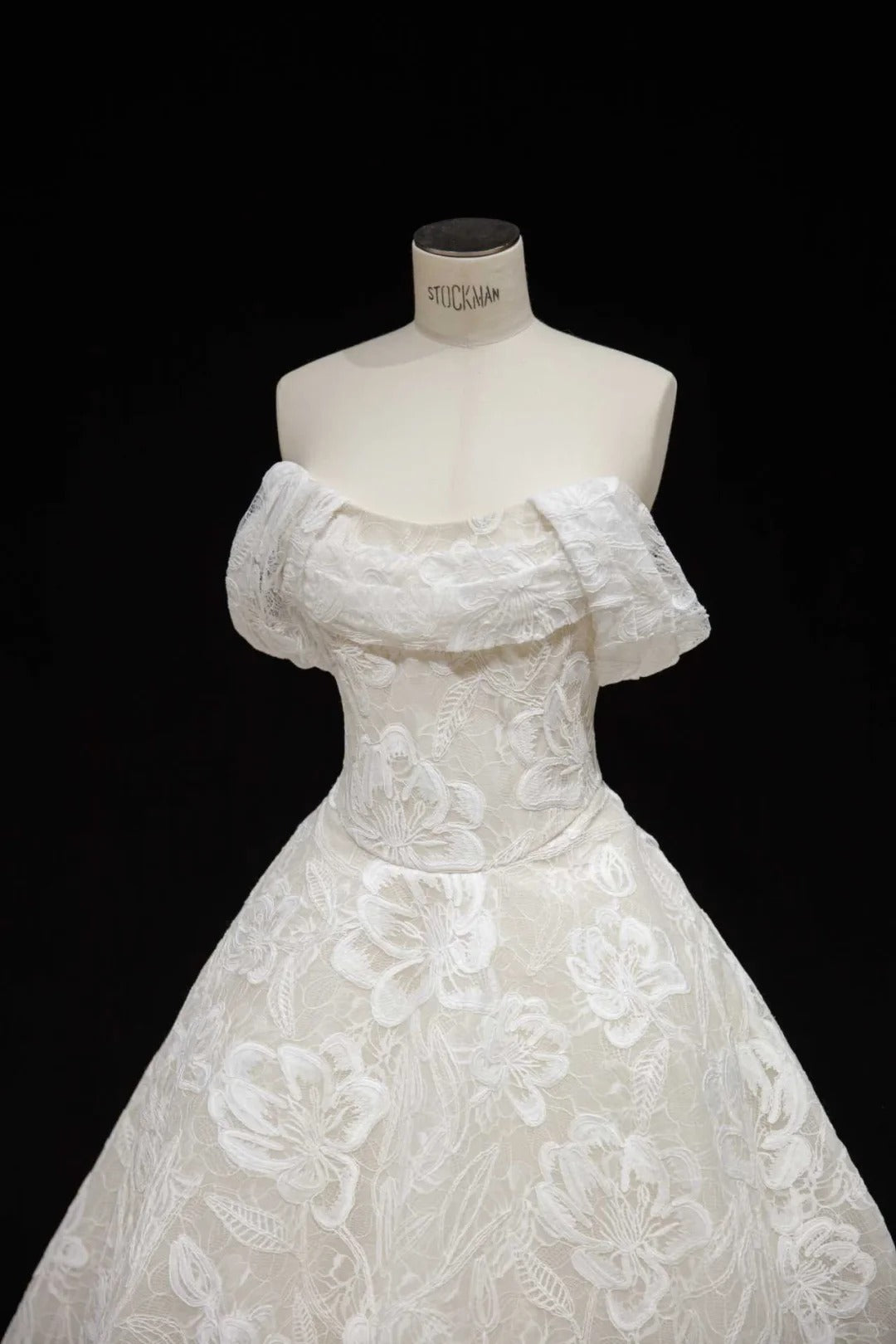 Modest White Tulle Wedding Dress Off-The-Shoulder Ball Gown Lace Appliques Garden Wedding Dress L503