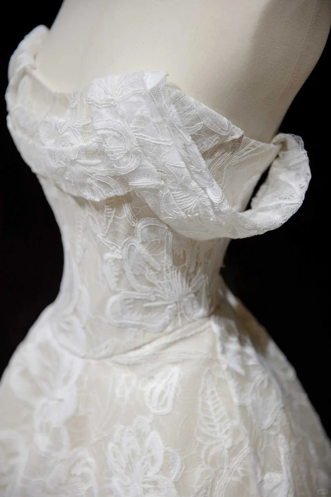 Modest White Tulle Wedding Dress Off-The-Shoulder Ball Gown Lace Appliques Garden Wedding Dress L503