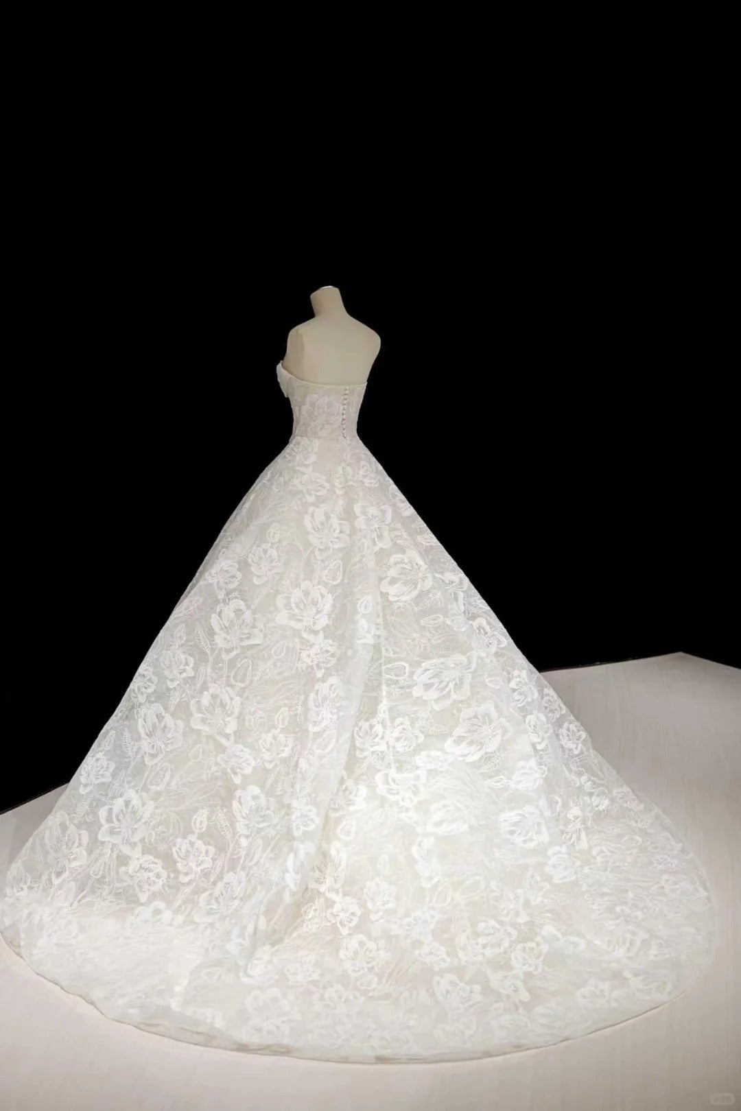 Modest White Tulle Wedding Dress Off-The-Shoulder Ball Gown Lace Appliques Garden Wedding Dress L503
