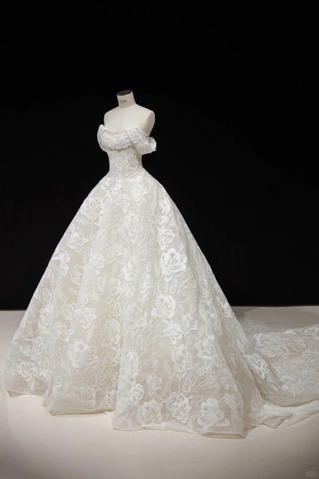 Modest White Tulle Wedding Dress Off-The-Shoulder Ball Gown Lace Appliques Garden Wedding Dress L503