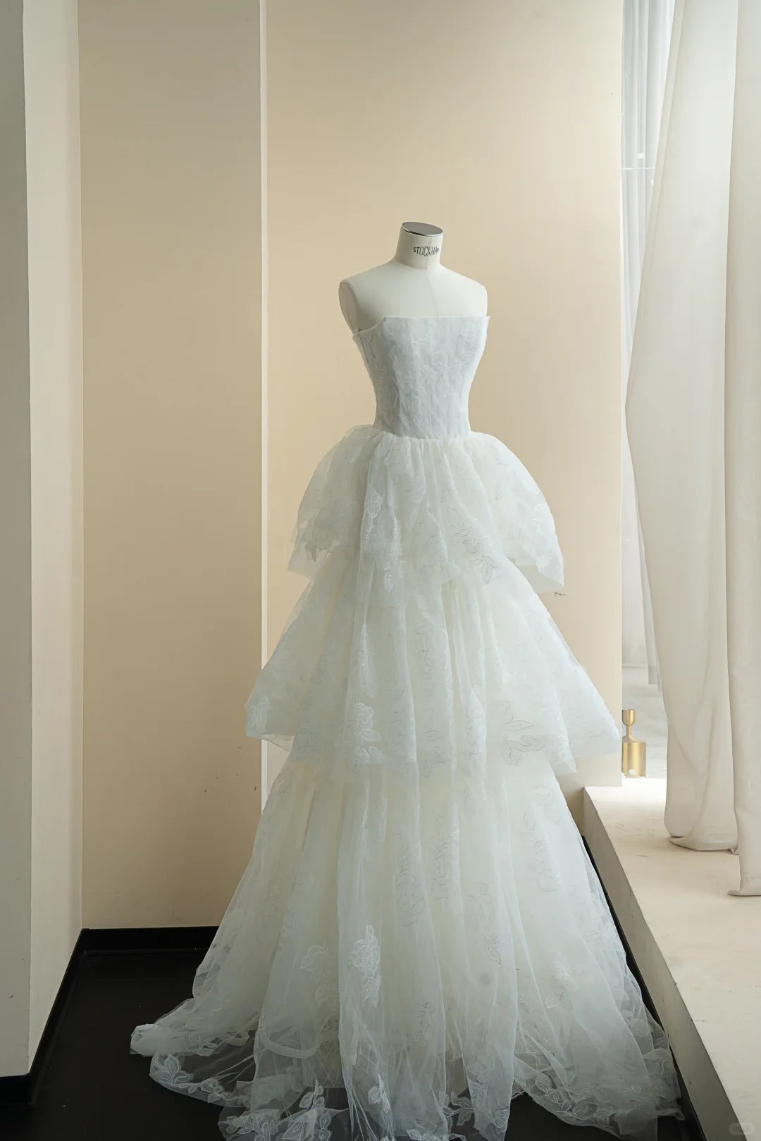 Chic White Tulle Wedding Dress Strapless A-Line Lace Appliques Tiered Ruffled Garden Wedding Dress L505