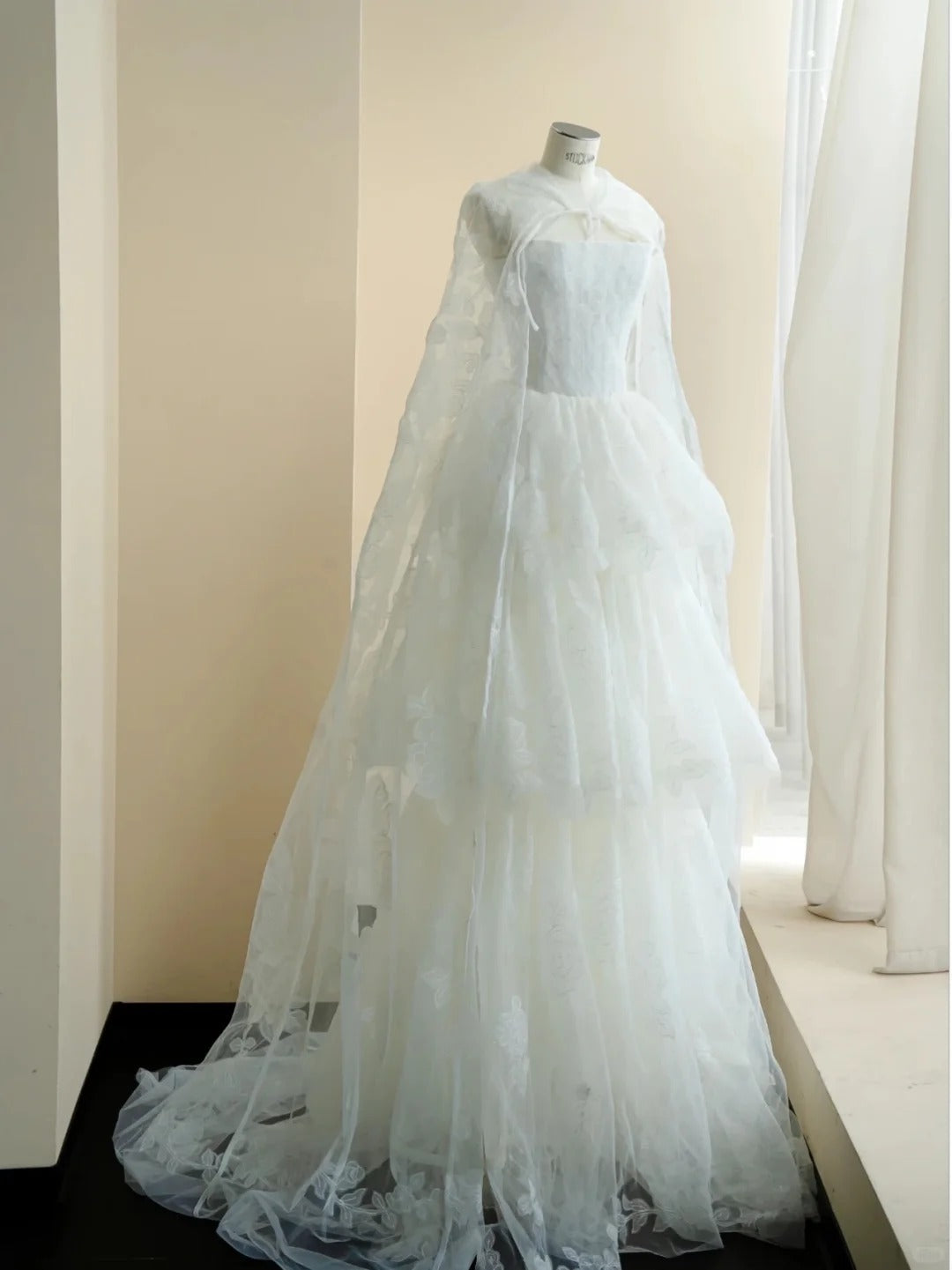 Chic White Tulle Wedding Dress Strapless A-Line Lace Appliques Tiered Ruffled Garden Wedding Dress L505