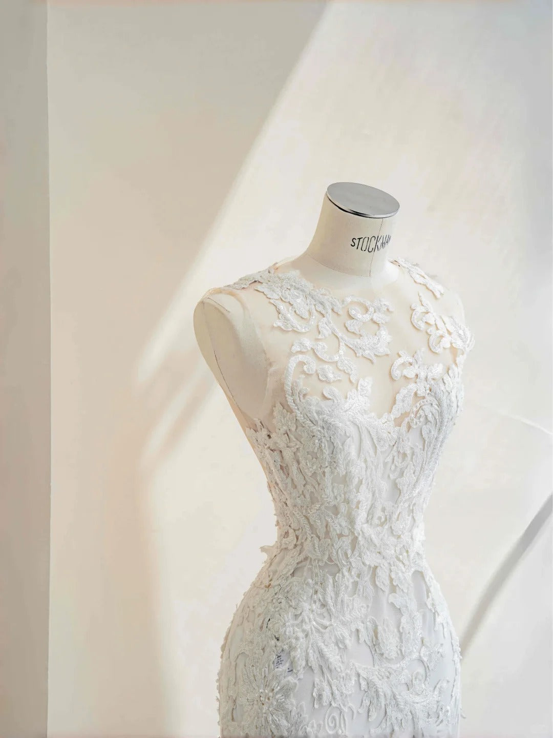 Chic White Tulle Wedding Dress Round Mermaid Floral Appliques Ballroom Wedding Dress L508