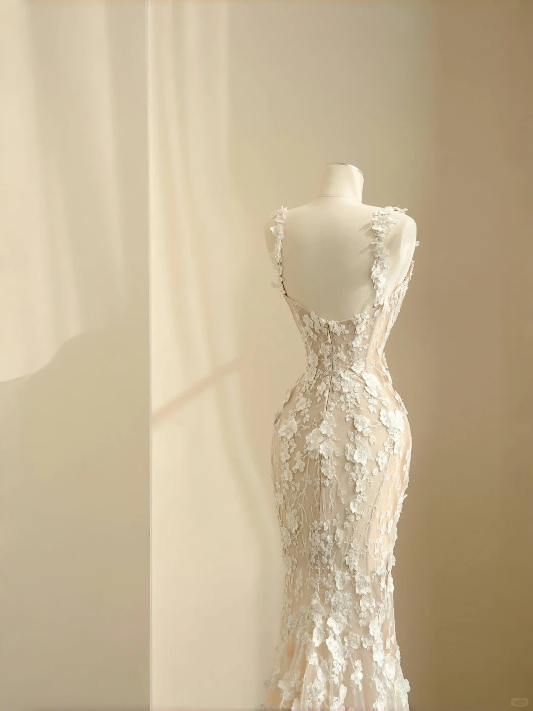 Pretty Nude Tulle Wedding Dress Spaghetti Strap Mermaid Lace Appliques Ballroom Wedding Dress L509