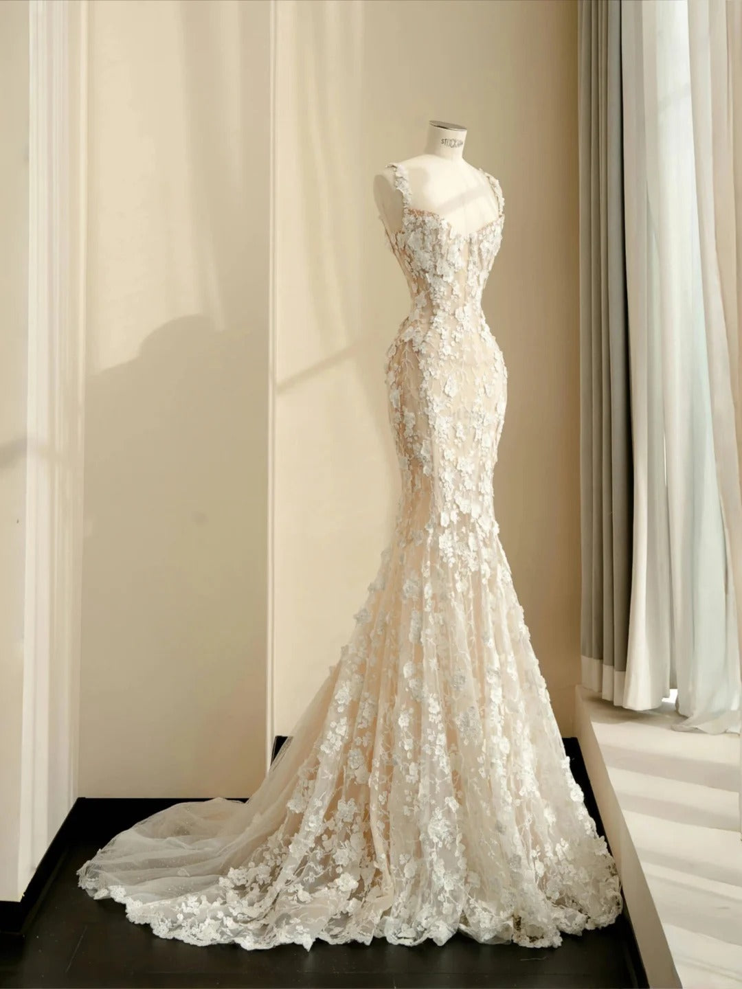 Pretty Nude Tulle Wedding Dress Spaghetti Strap Mermaid Lace Appliques Ballroom Wedding Dress L509