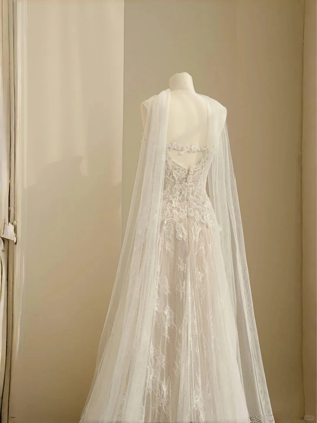 Feminine Cream Tulle Wedding Dress Sweetheart A-Line Lace Appliques Garden Wedding Dress L512