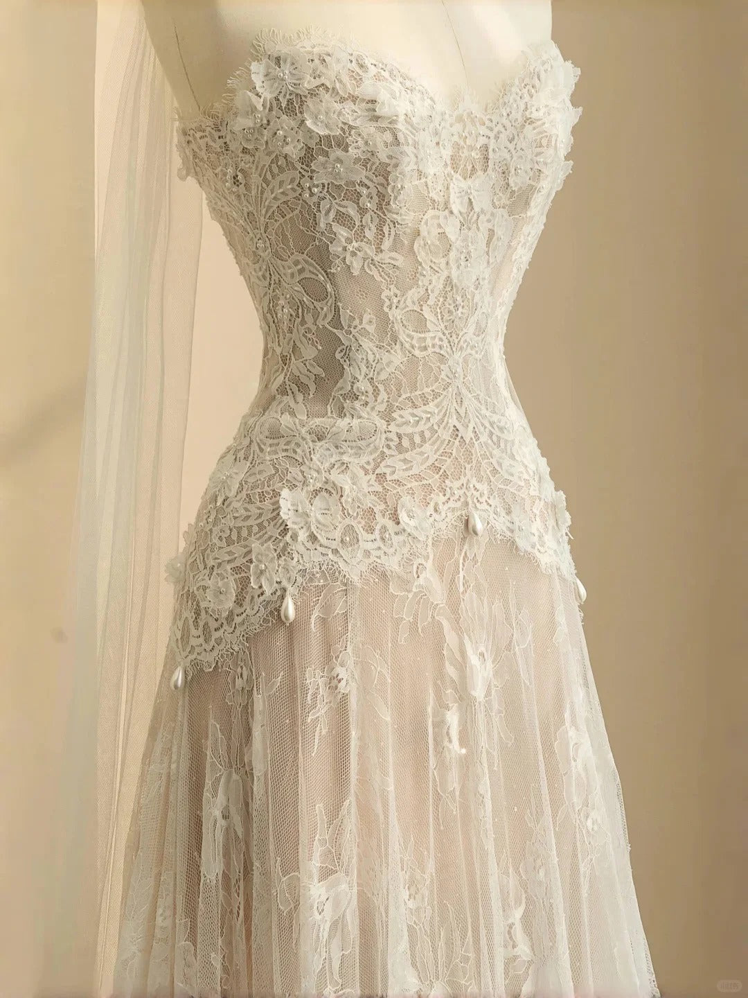 Feminine Cream Tulle Wedding Dress Sweetheart A-Line Lace Appliques Garden Wedding Dress L512