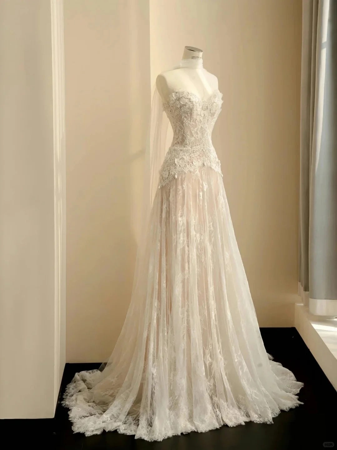 Feminine Cream Tulle Wedding Dress Sweetheart A-Line Lace Appliques Garden Wedding Dress L512