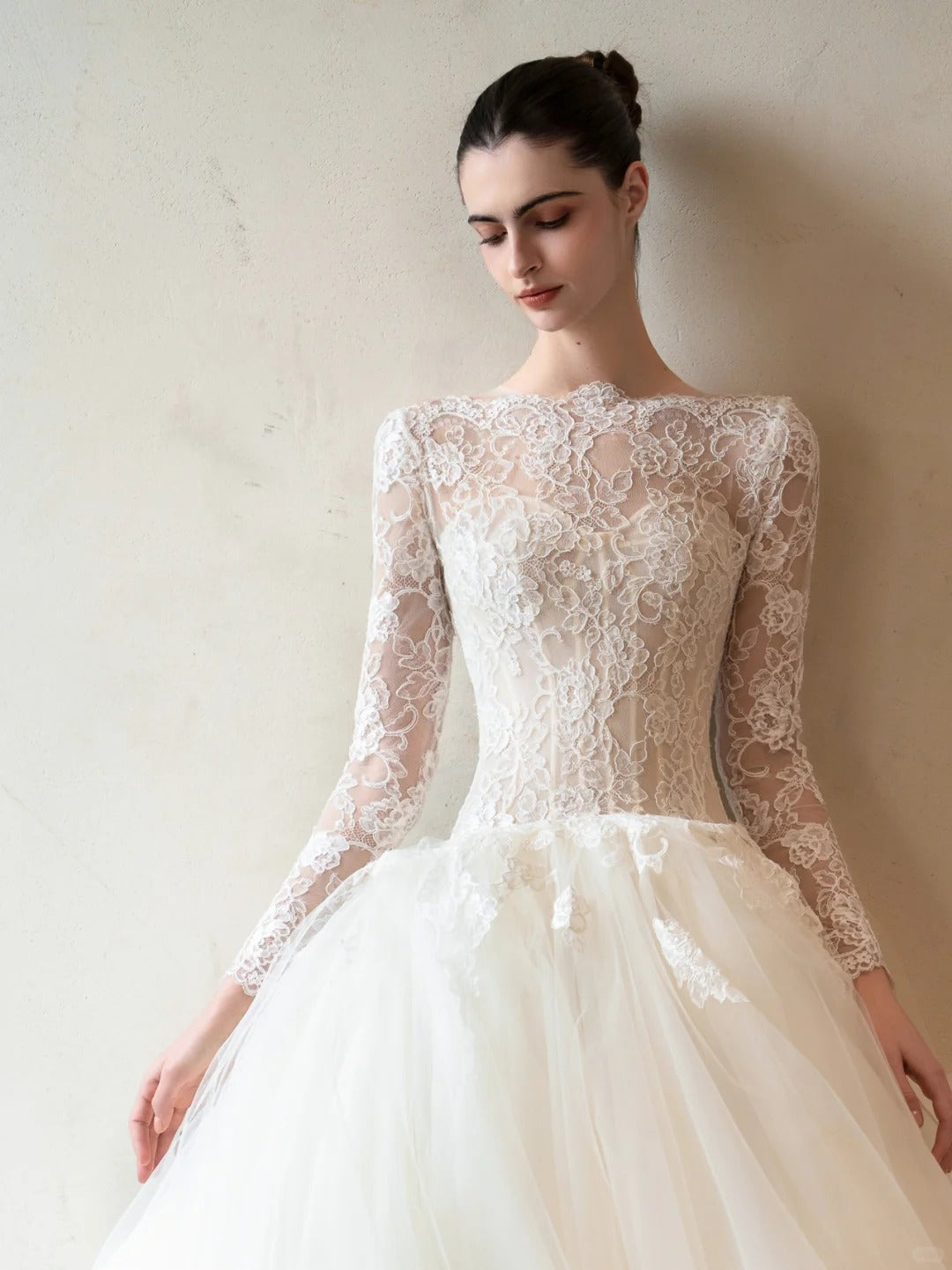 Pretty Ivory Tulle Wedding Dress Round Ball Gown Lace Appliques Ballroom Wedding Dress L559