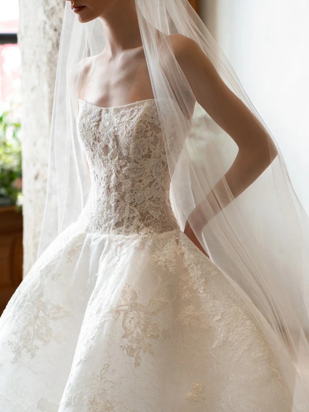 Princess Ivory Tulle Wedding Dress Strapless Ball Gown Lace Appliques Ballroom Wedding Dress L560
