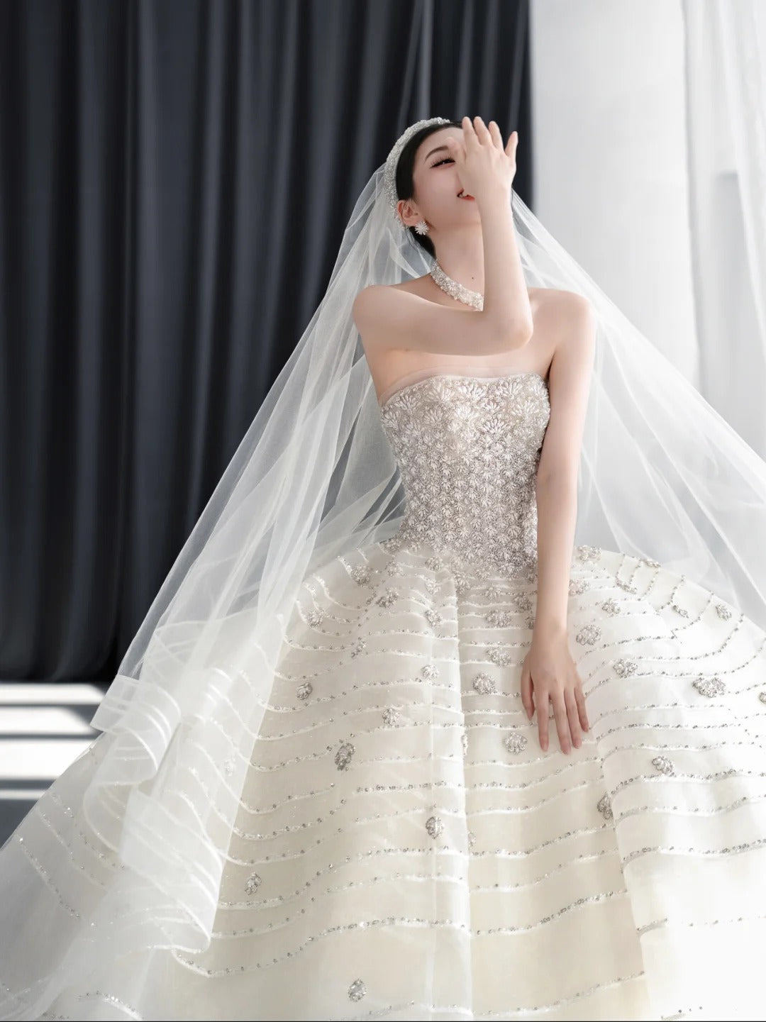 Classy White Tulle Wedding Dress Strapless Ball Gown Appliques Beaded Ballroom Wedding Dress L562