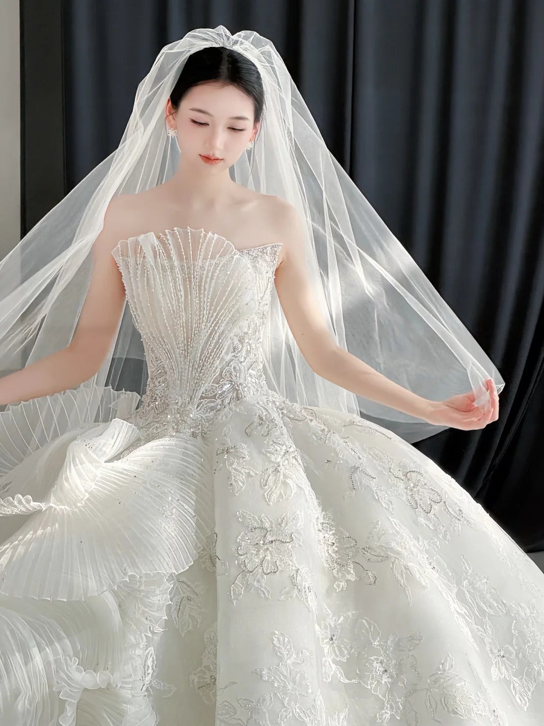 Pretty White Tulle Wedding Dress Strapless Ball Gwon Appliques Beaded Ballroom Wedding Dress L565