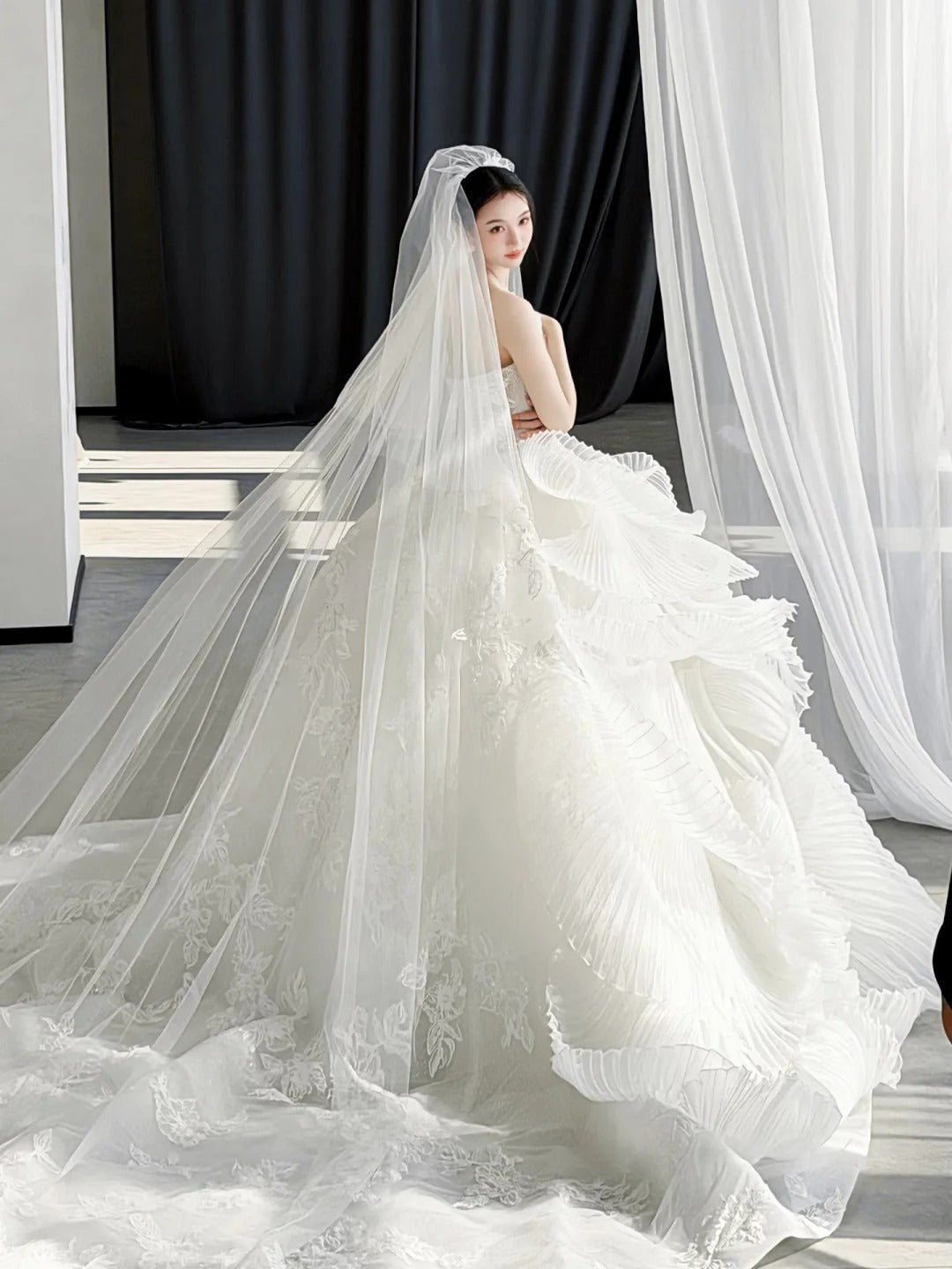 Pretty White Tulle Wedding Dress Strapless Ball Gwon Appliques Beaded Ballroom Wedding Dress L565