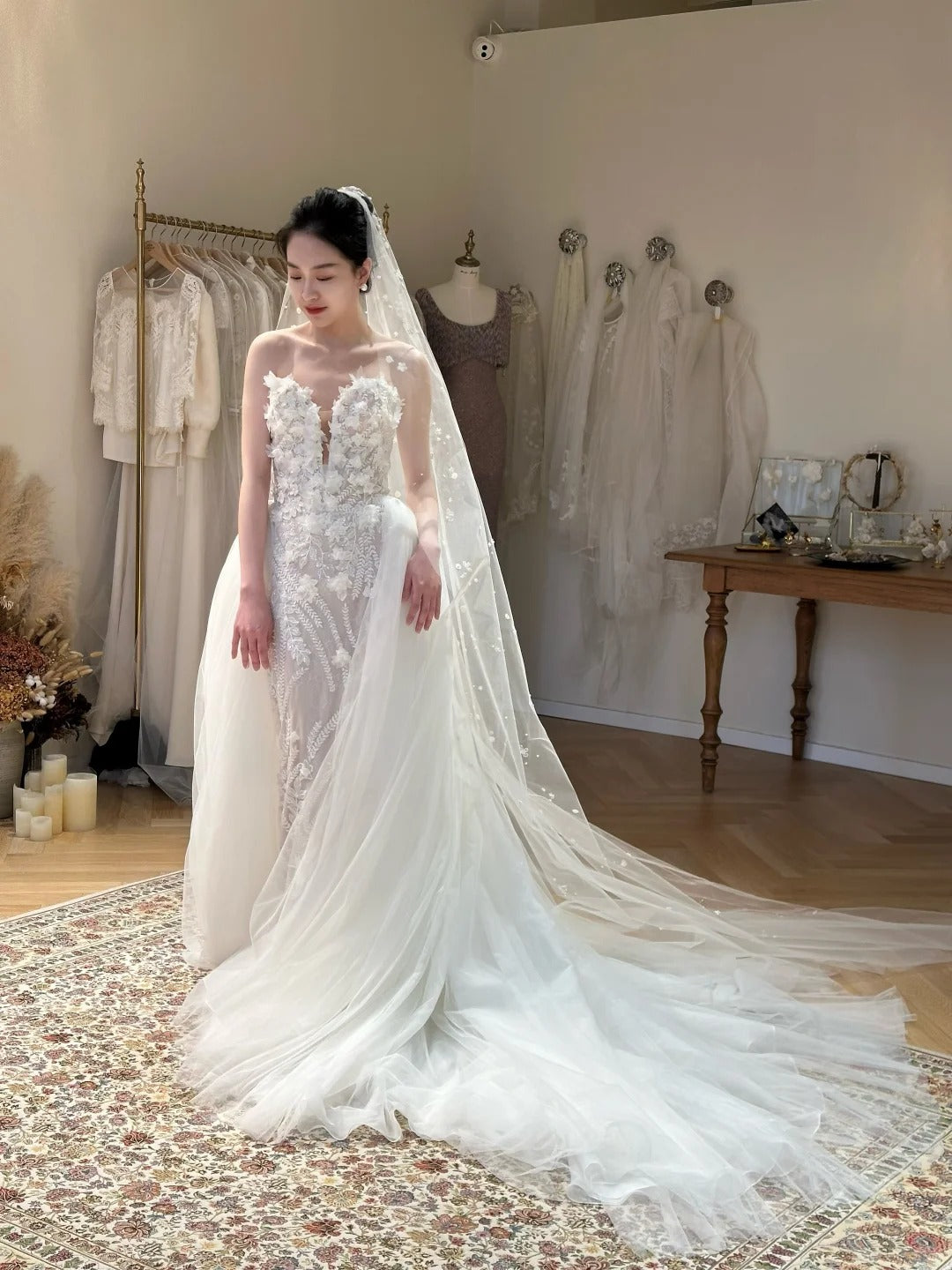 Gorgeous White Tulle Wedding Dress Sweetheart Ball Gown Appliques Beaded Garde Wedding Dress L61