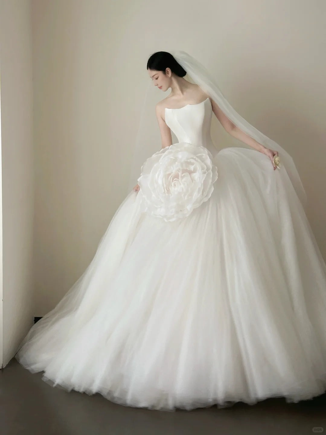 Elegant White Tulle Wedding Dress Strapless Ball Gown Handmade Flower Garden Wedding Dress L88
