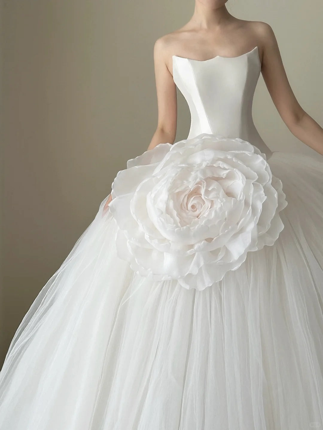 Elegant White Tulle Wedding Dress Strapless Ball Gown Handmade Flower Garden Wedding Dress L88
