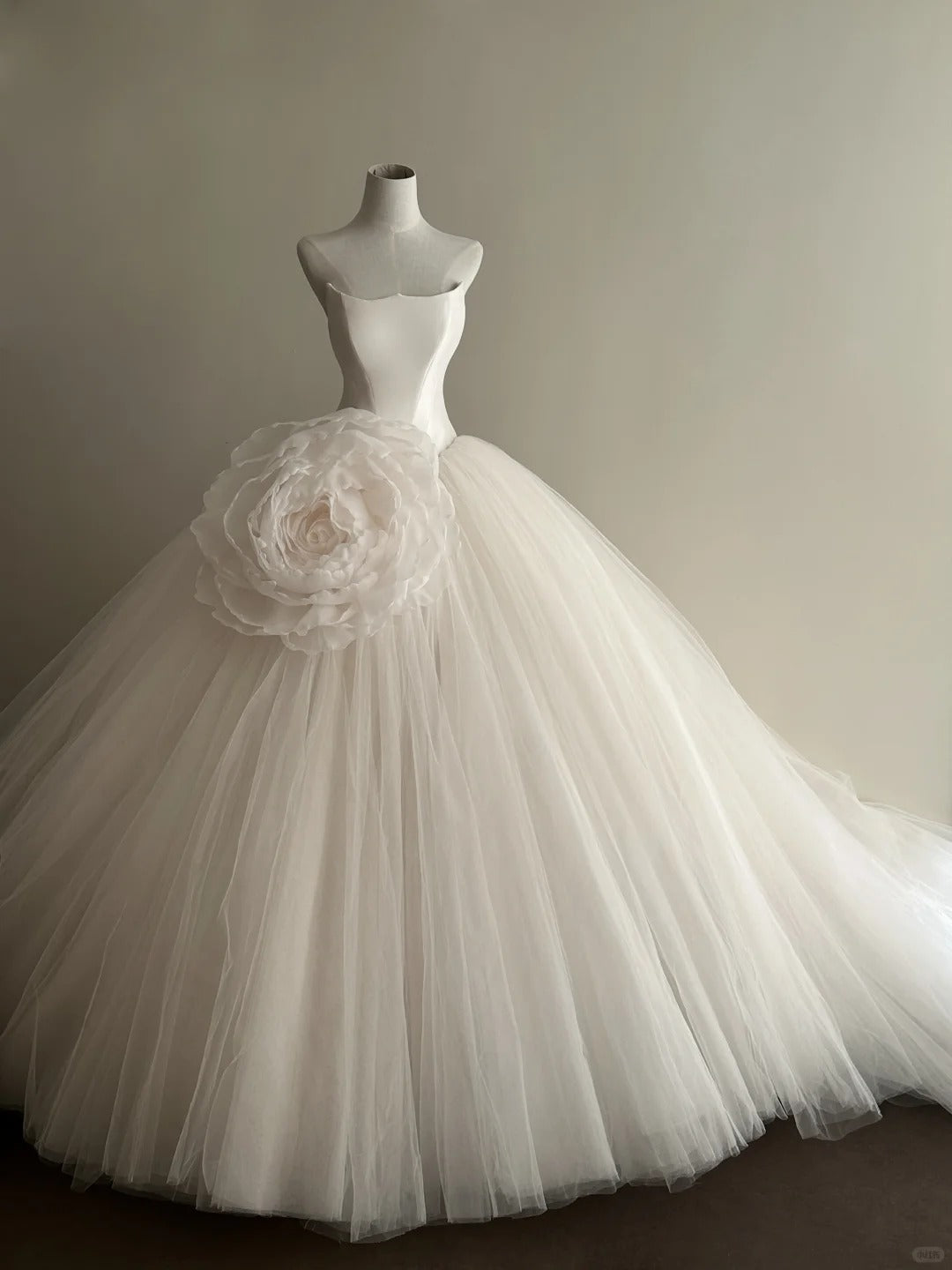 Elegant White Tulle Wedding Dress Strapless Ball Gown Handmade Flower Garden Wedding Dress L88