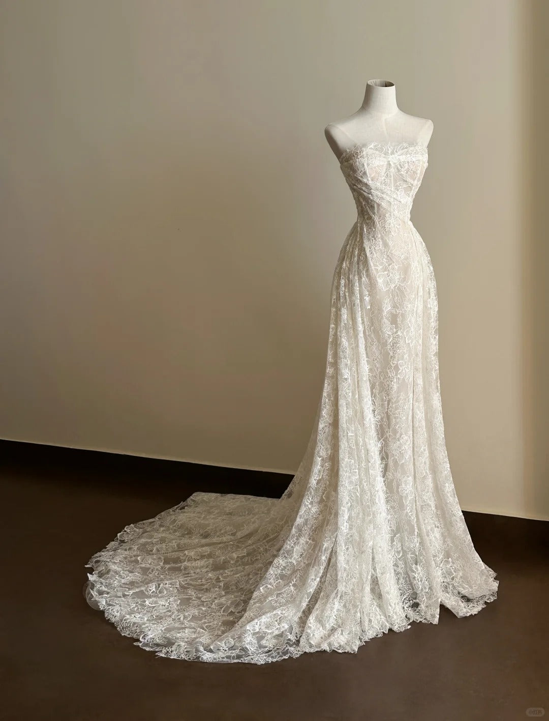 Elegant Ivory Strapless Wedding Dress Lace Flower Sequins Wedding Dress M022