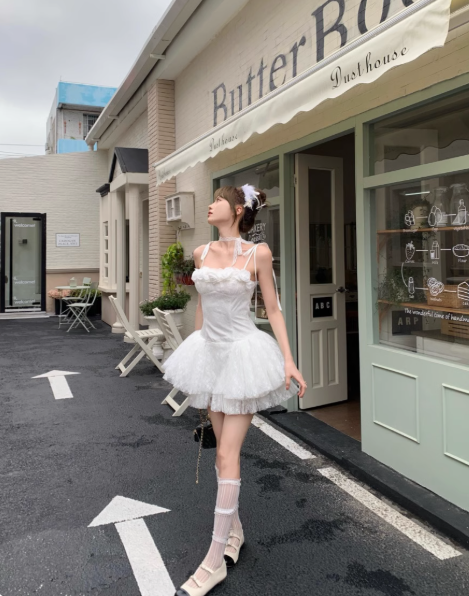 Elegant Spaghetti Straps Sleeveless Tiered Lace Ballet Skirt Homecoming Dress with Handmade Flower D1759